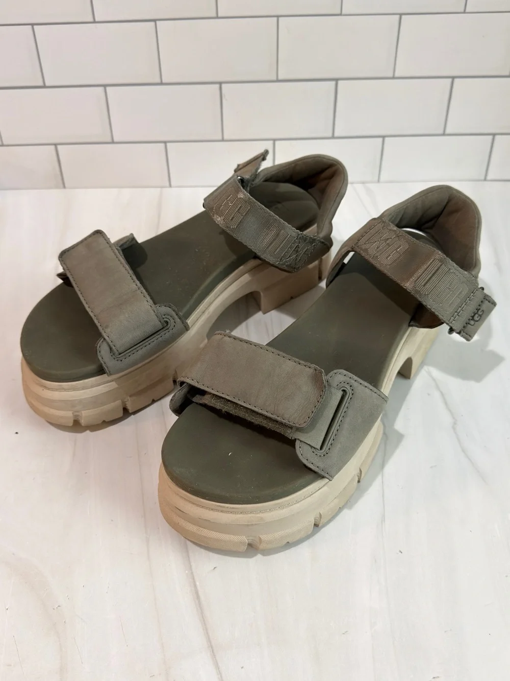 UGG THE ASHTON SANDAL CHUNKY PLATFORM LEATHER Strappy MOSS GREEN SIZE 9
